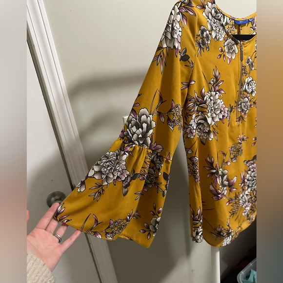 Apt. 9 Women’s Yellow Floral Bell Sleeve Blouse size XS - Picture 4 of 6